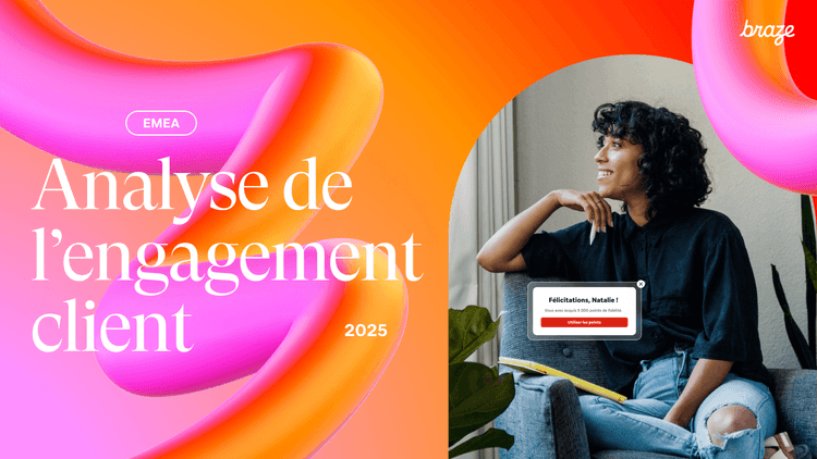 Une femme est assise sur une chaise devant une bannière sur laquelle il est écrit "Évaluation de l'engagement client"
