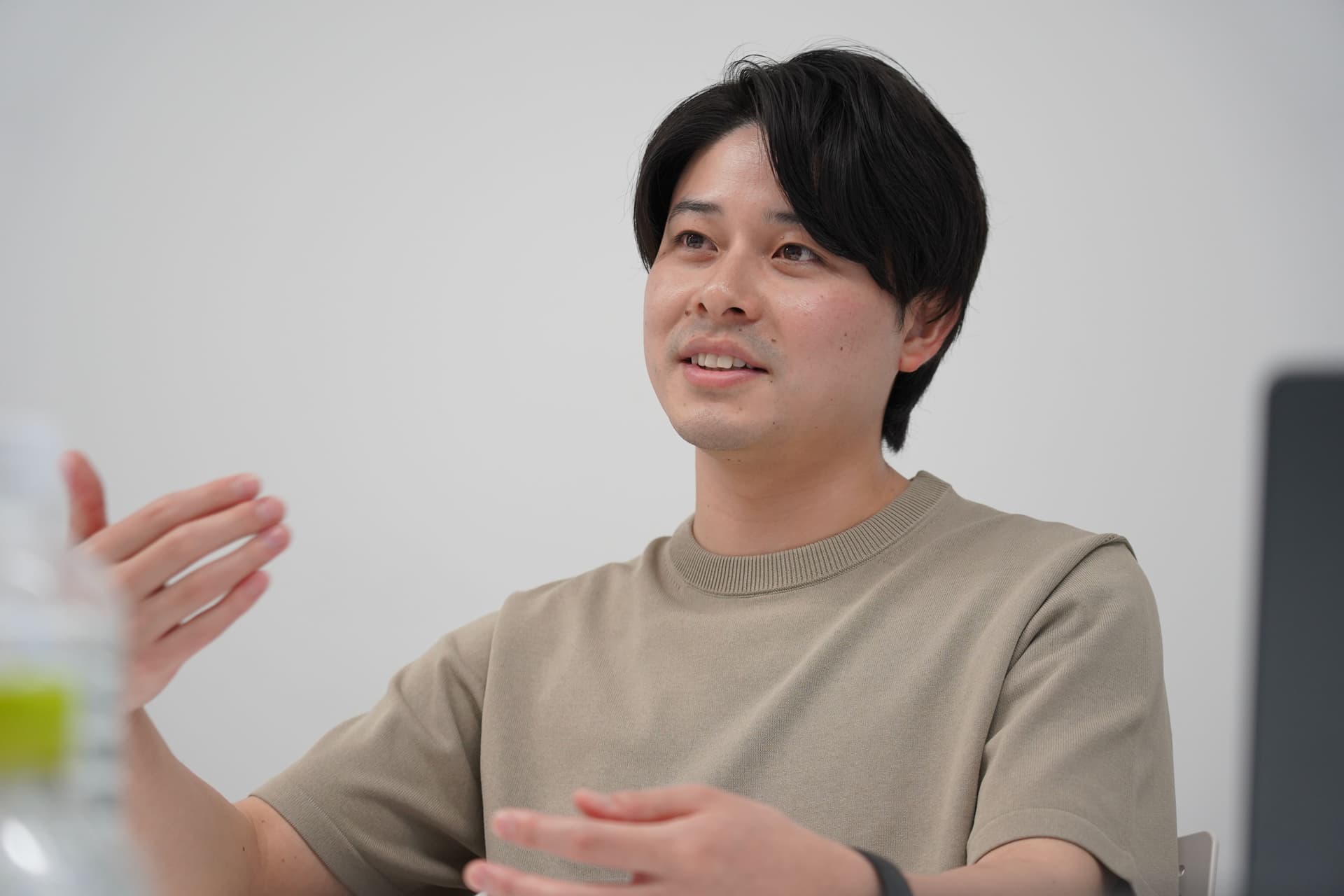 カウシェ執行役員CMOの前本航太さんがインタビューをうけてる