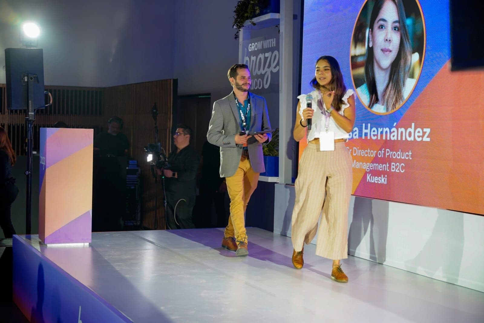 Um homem e uma mulher aparecem no palco fazendo uma apresentação.