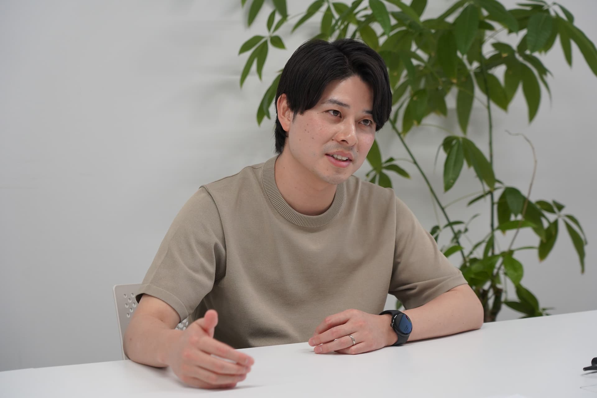 カウシェ執行役員CMOの前本航太さんがインタビューをうけてる
