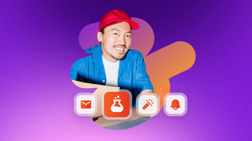 Pessoa sorridente usando boné vermelho e camisa azul em frente a um fundo roxo com formas coloridas, acima de ícones de e-mail, laboratório, varinha mágica e sino de notificação.