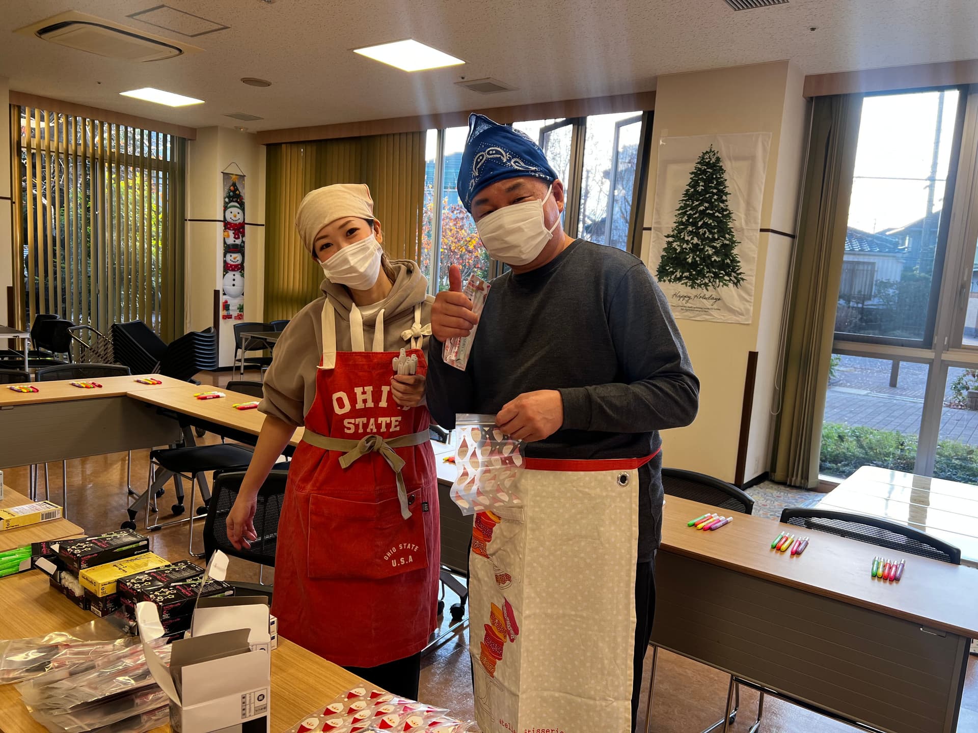 子どもたちに渡すプレゼント(ペンのセット)を準備中